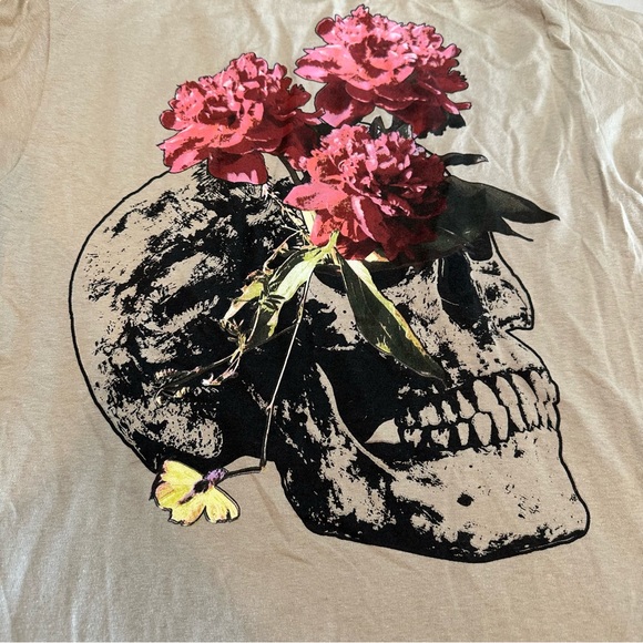 Zumiez Empyre Woman’s Small Graphic Rose’s and Skull T-Shirt. - Picture 5 of 6